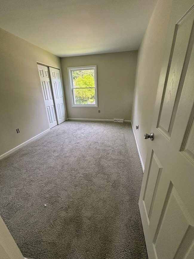 Building Photo - 5 Firethorn Ct