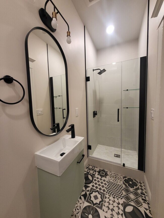 Building Photo - 1026-1030 Pine Street