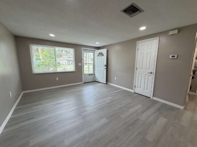 Building Photo - "Charming 2-Bedroom Duplex Retreat in New Port Richey - Perfect for Cozy Living!"