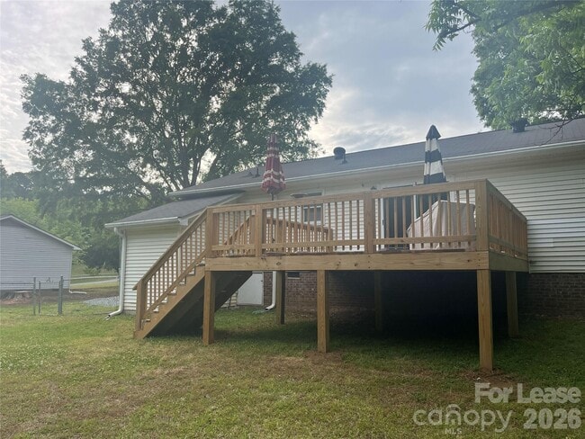 Building Photo - 311 Hillcrest Dr