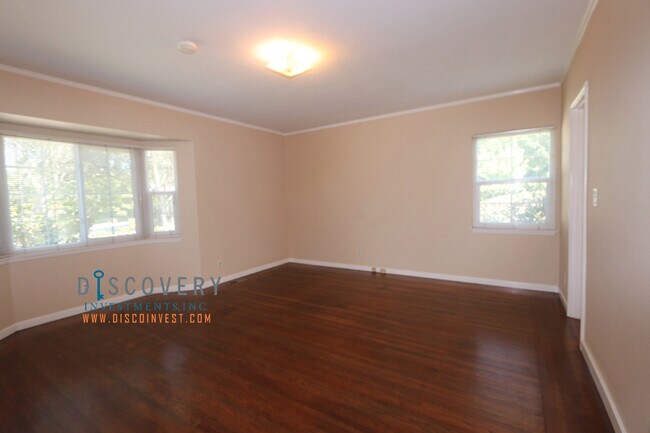 Building Photo - Oakmore Ranch Style Home