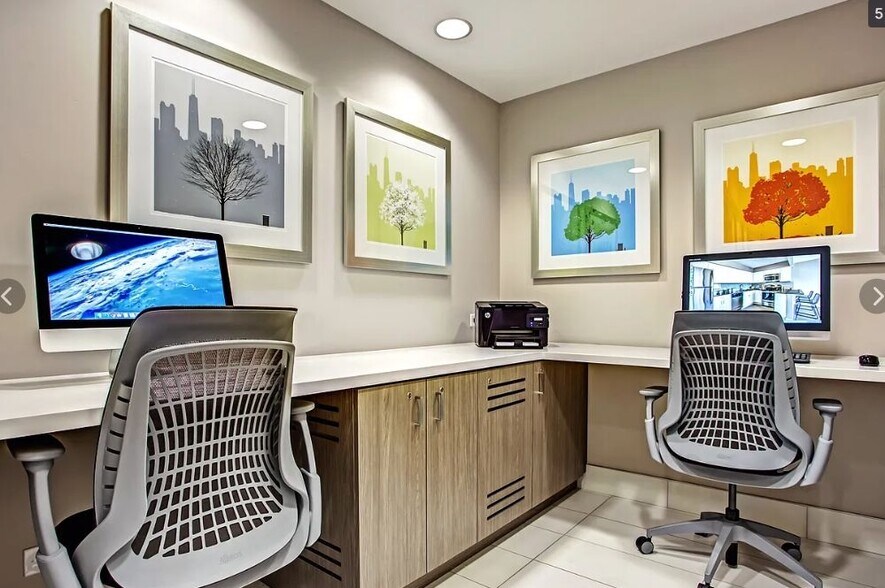 Building Photo - 2555 N Clark St