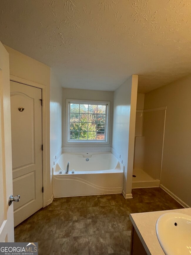 Building Photo - 721 Meadow Spring Dr