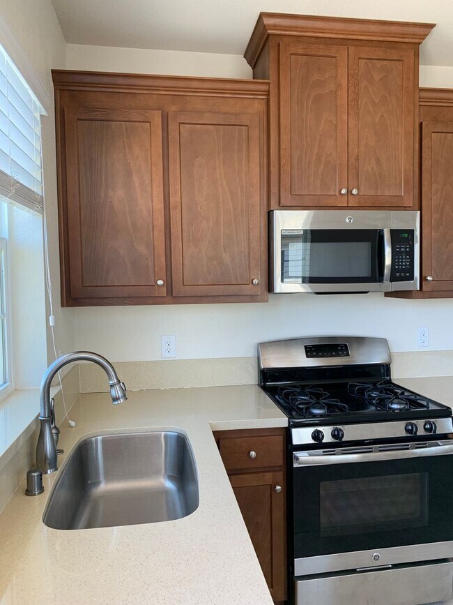 Building Photo - Nice 1 Bed 1 Bath upstairs apartment in the Cannery Neighborhood