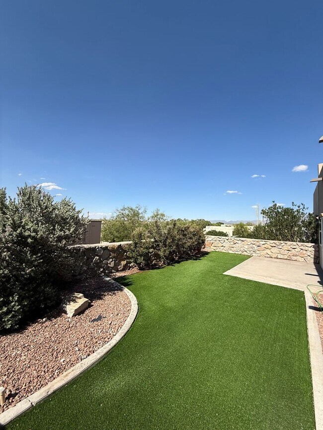 Building Photo - Beautiful 2 Bedroom/2 Bath W/ Office