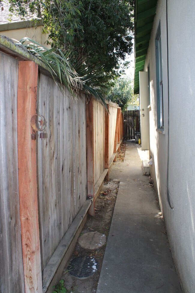 Building Photo - Updated One Bedroom, One Bathroom Duplex n...
