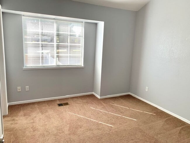 Building Photo - Tranquil 2 bed 2.5 bath Townhouse in Fairf...