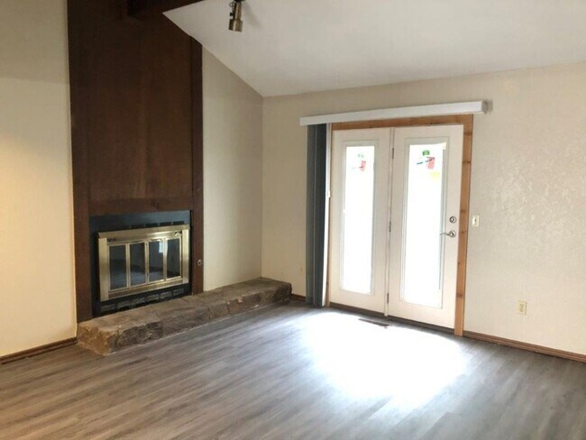 Building Photo - Moore Schools! 2 bed, 2 full baths, garage...