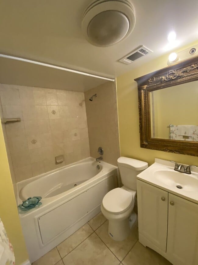 Building Photo - Large 2 bedroom 2 bath Condo
