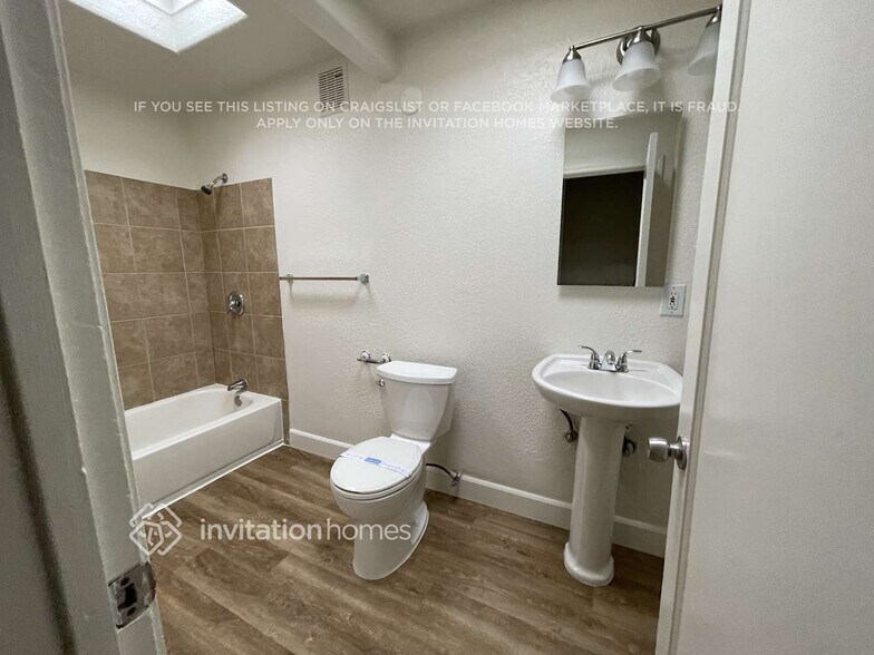 Building Photo - 2816 Glenside Dr