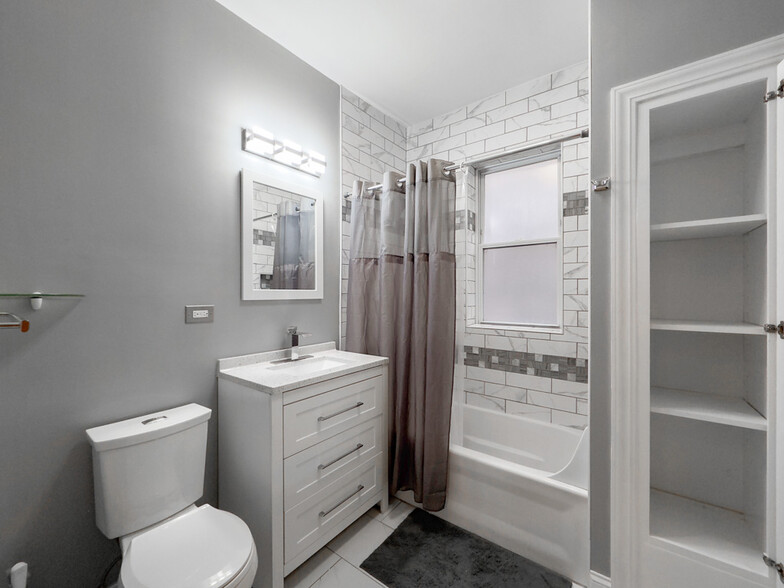 Building Photo - 4322 W Kamerling Ave