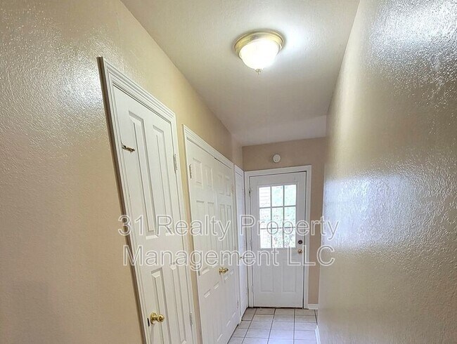 Building Photo - 1020 W Baker St