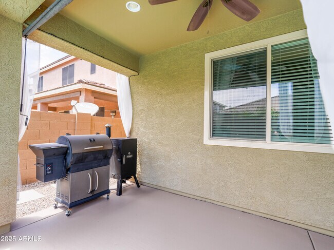 Building Photo - 761 W Desert Hollow Dr