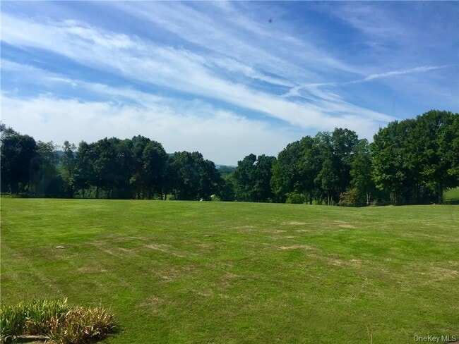 Building Photo - 332 Quaker Hill Rd