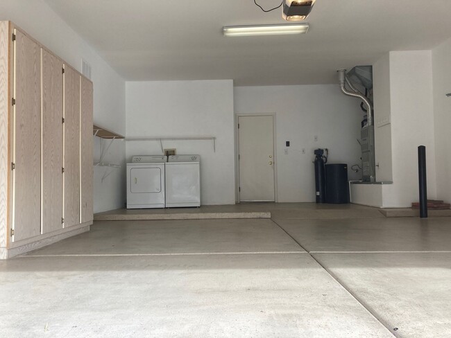 Building Photo - Newly Renovated Interior!