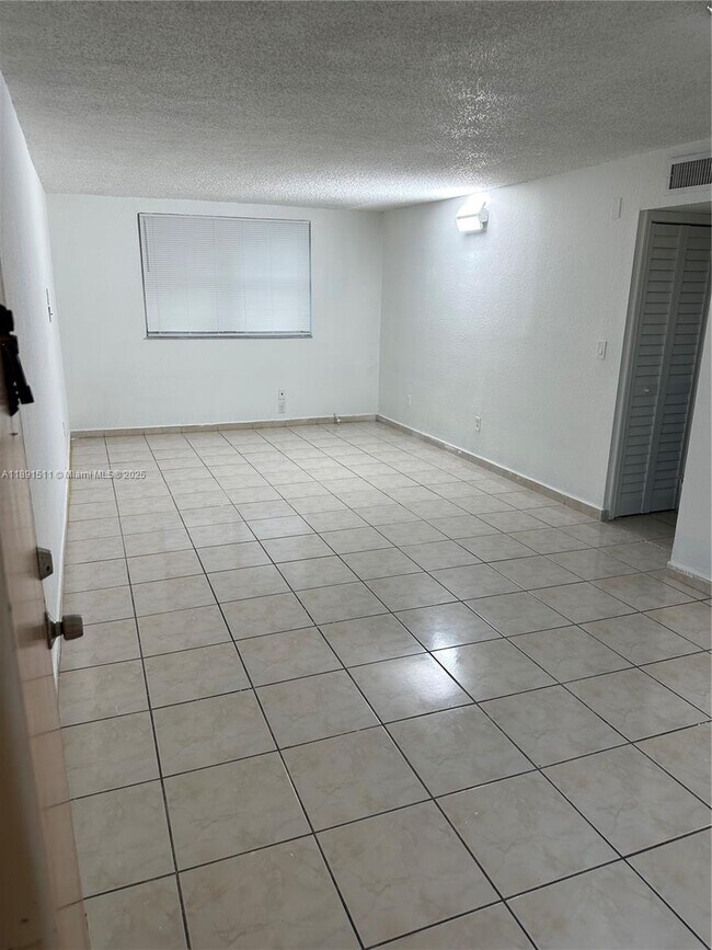 Building Photo - 606 W 81st St