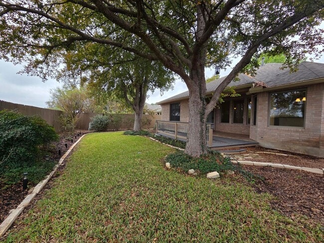 Building Photo - FOR LEASE!!