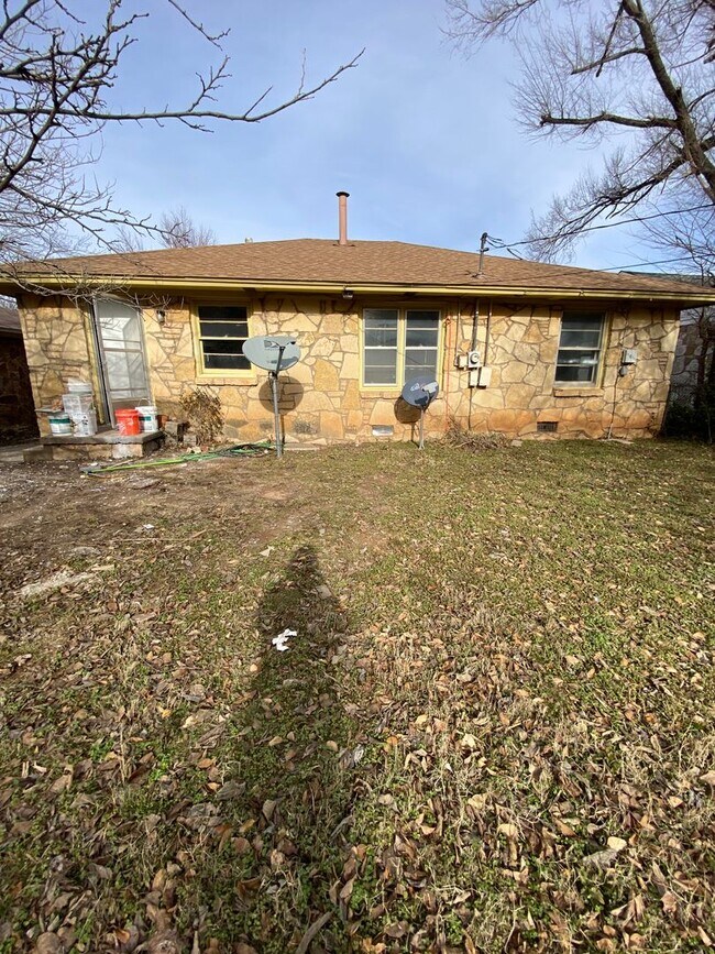 Building Photo - 4 Bedroom House Available now in Midwest City