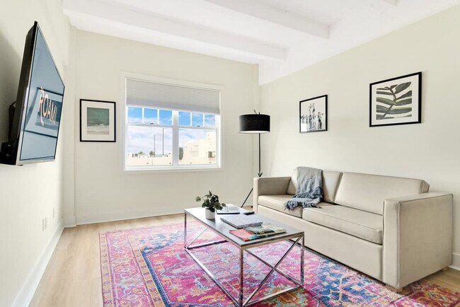 Primary Photo - 1300 Collins Ave