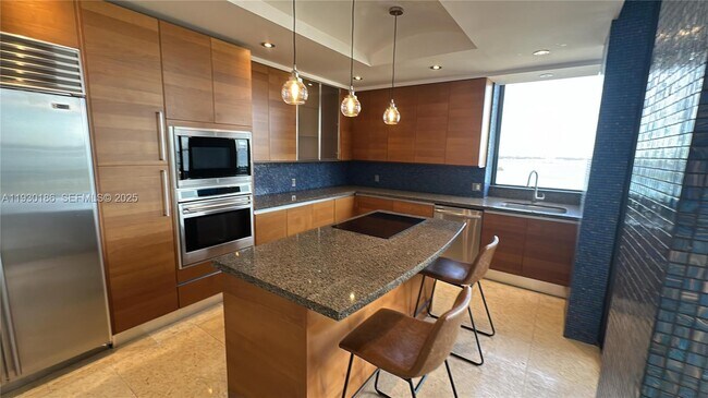 Building Photo - 1000 Venetian Way