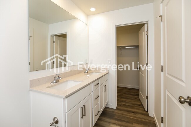 Building Photo - 323 Lightning Ave