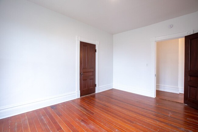 Building Photo - 1940-1946-1946 SW Market St Dr