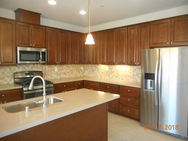 Building Photo - 305 Hampton Dr