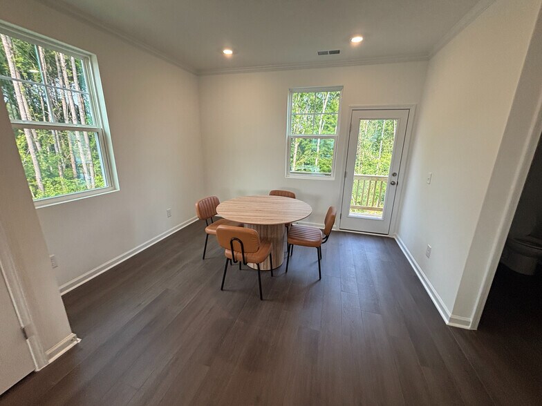 Building Photo - Room in Townhome on Gypsum Dr