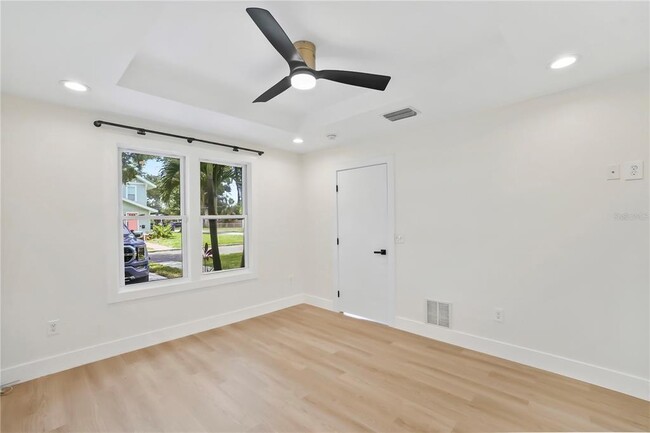 Building Photo - 719 W Woodlawn Ave