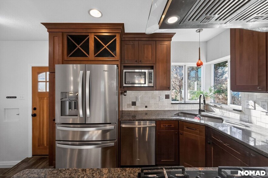 Building Photo - 2650 Cook St