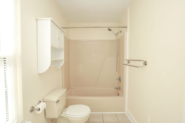 Building Photo - Spacious 4BR Home with a Fenced Yard & Jetted Tub