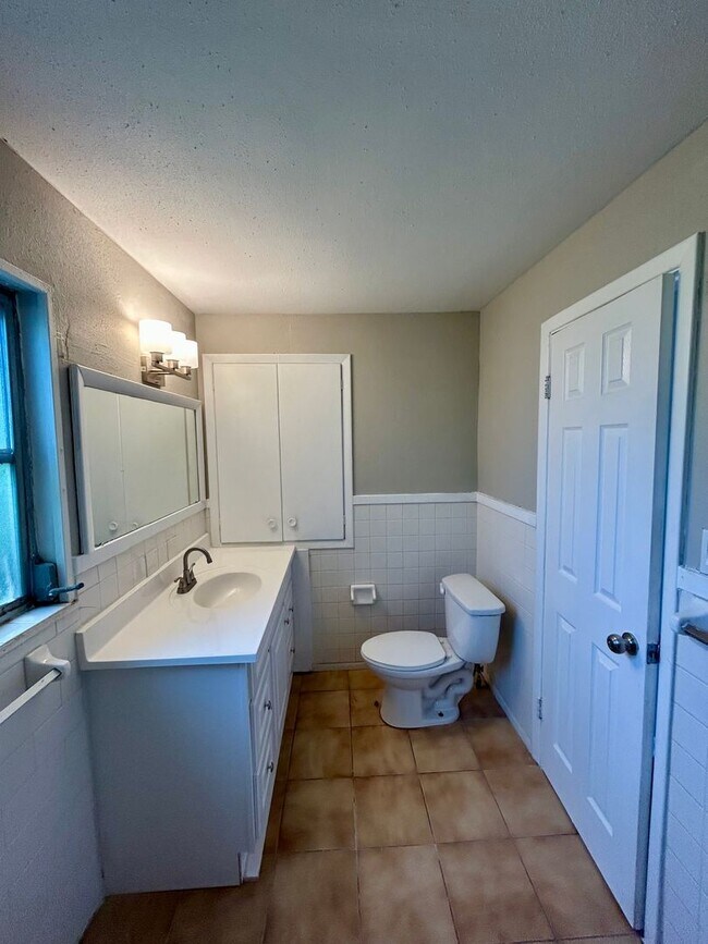 Building Photo - Two bedroom 1 bath home - 12th month free