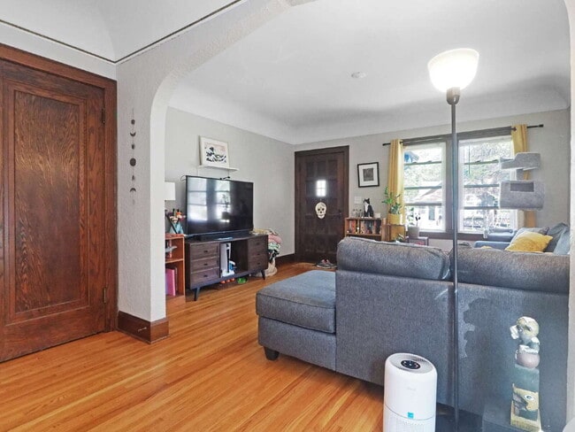 Building Photo - 1-Bedroom Side by Side Duplex in South Min...