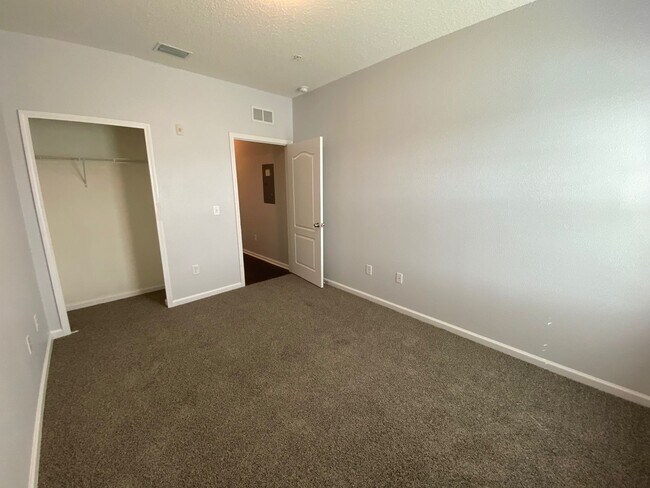 Building Photo - Beautiful 2 bedroom, 2 bathroom condo for ...
