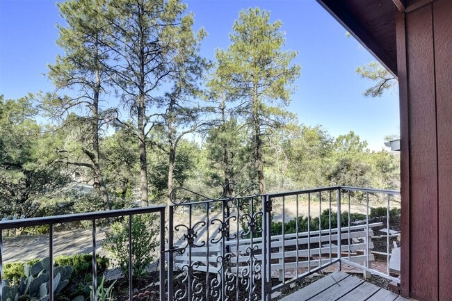 Building Photo - 2 Bed + possible 3rd, 2 Bath Home Close to...