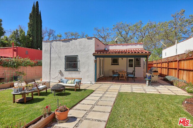 Building Photo - 752 N Las Palmas Ave