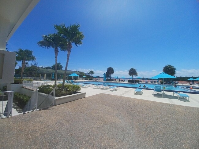 Building Photo - 300 Bayview Dr