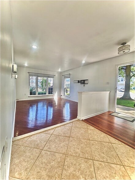 Building Photo - 9 Sawgrass Ct