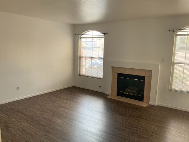 Building Photo - Lovely 3 bedroom town home with attached garage