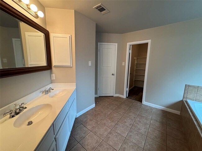 Building Photo - 502 Green Valley Cove