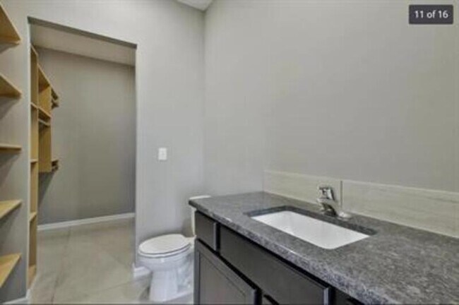 Building Photo - 4863 N Hillside Ct