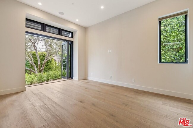 Building Photo - 6361 Drexel Ave