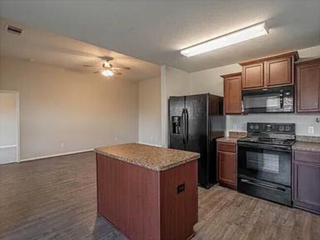 Building Photo - 976 Lake View Cir W