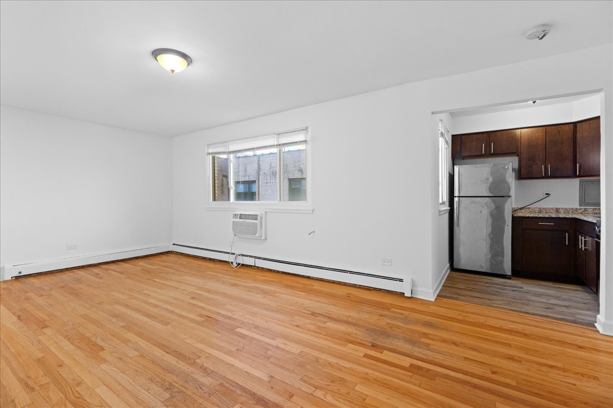 Building Photo - 6211 N Kenmore Ave