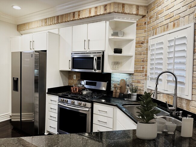 Building Photo - 850 N Croft Ave