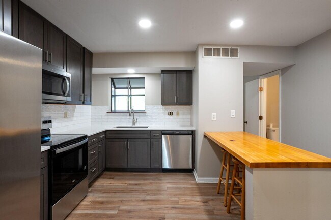 Building Photo - 2200 Bushnell Dr