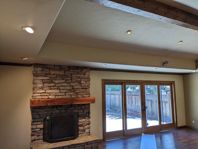 Building Photo - 1043 Bluebird Ave