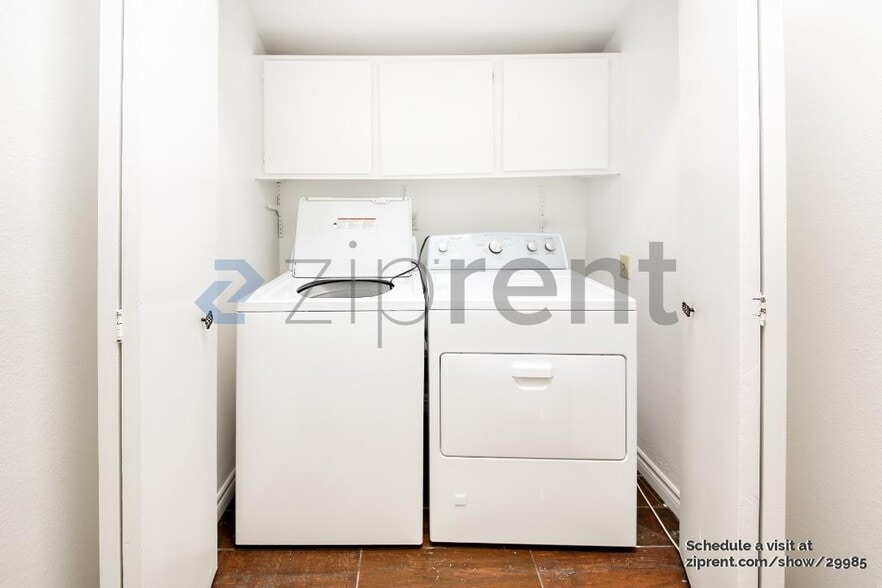 Building Photo - 14401 Plummer St