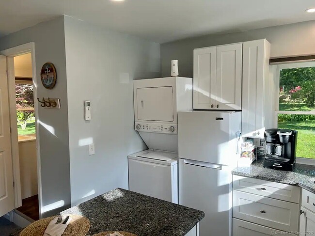 Building Photo - 414 Pequot Ave