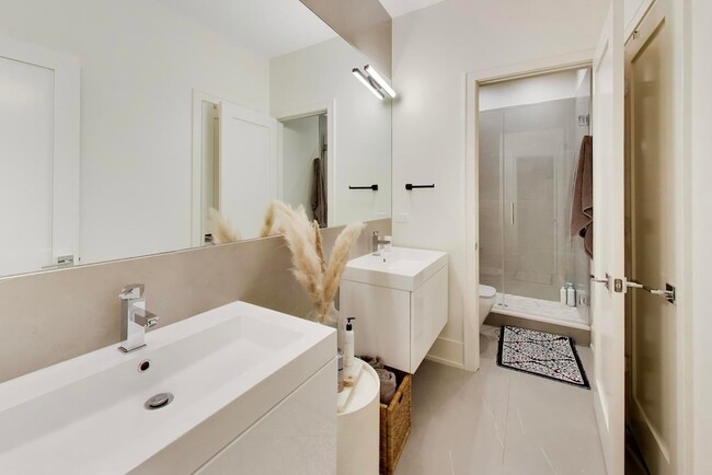 Building Photo - 1340 W Walton St